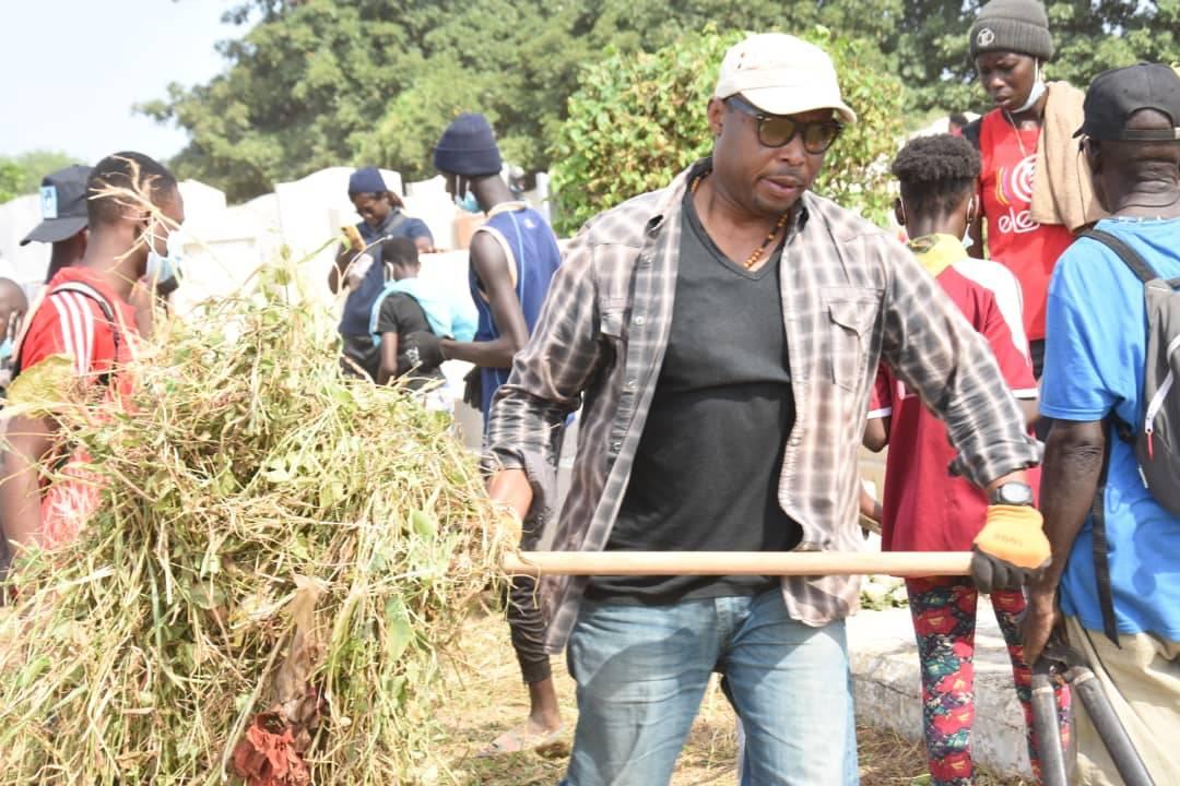 Désherbage du cimetière Saint Lazare: Barthélémy Dias au cœur de l'action (images)