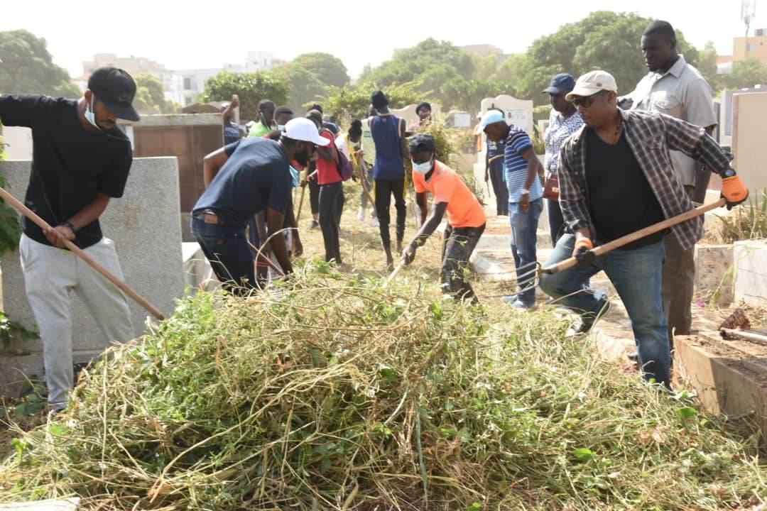 Désherbage du cimetière Saint Lazare: Barthélémy Dias au cœur de l'action (images)