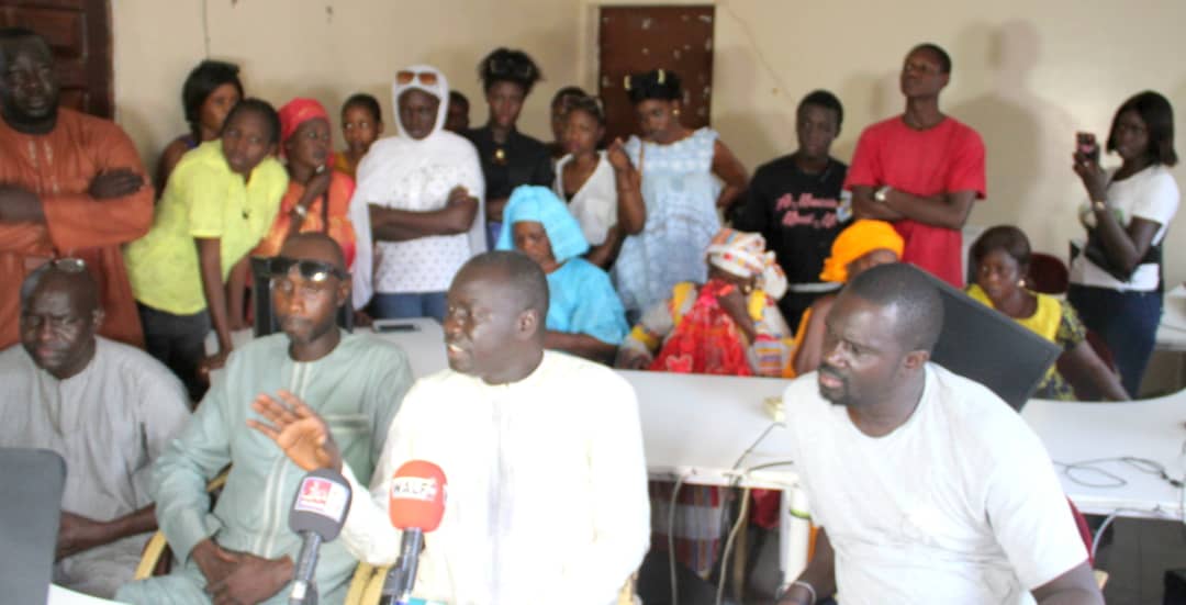 Ibrahima Sow et ses camarades déposent leurs baluchons au parti Rassemblement pour la Vérité / Dëgg Moo Woor