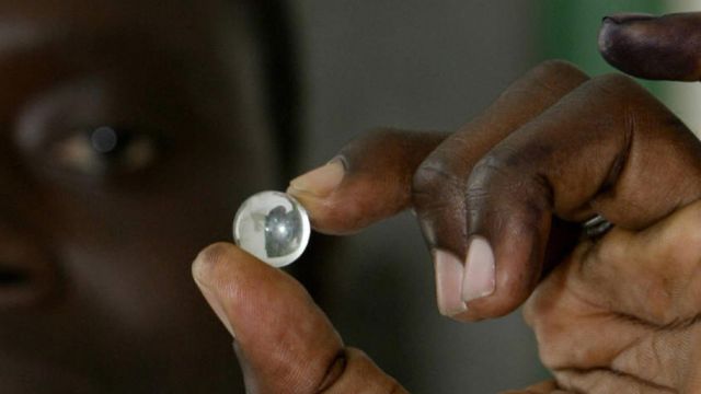 Présidentielle: En Gambie, on vote avec des "égaates" (billes)