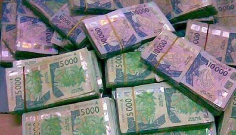 Transfert illégal de devises: Des Mauritaniens arrêtés avec une valeur équivalant à deux milliards FCfa, à l'Aibd