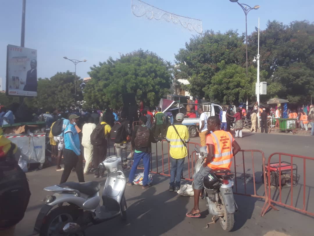 Place de la Nation: Flop total de la manif de Y en a Marre et de FRAPP ( Photos - Vidéo ) Place de la Nation: Flop total de la manif de Y en a Marre et de FRAPP ( Photos - Vidéo )