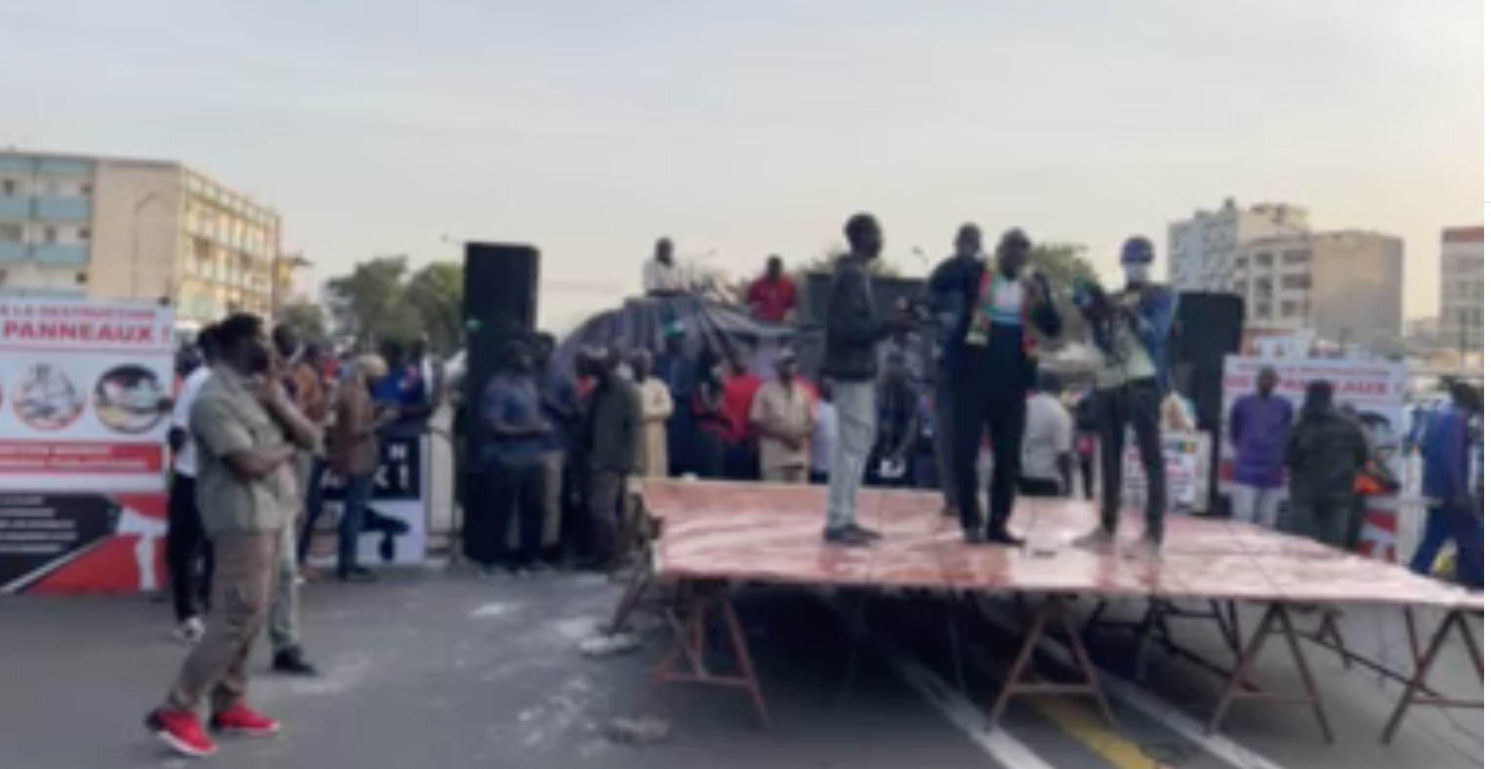 Place de la Nation: Flop total de la manif de Y en a Marre et de FRAPP ( Photos - Vidéo ) Place de la Nation: Flop total de la manif de Y en a Marre et de FRAPP ( Photos - Vidéo )