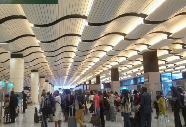 En rade à l’AIBD : Des dizaines de Guinéens, passagers d’Air Sénégal, abandonnés à Dakar