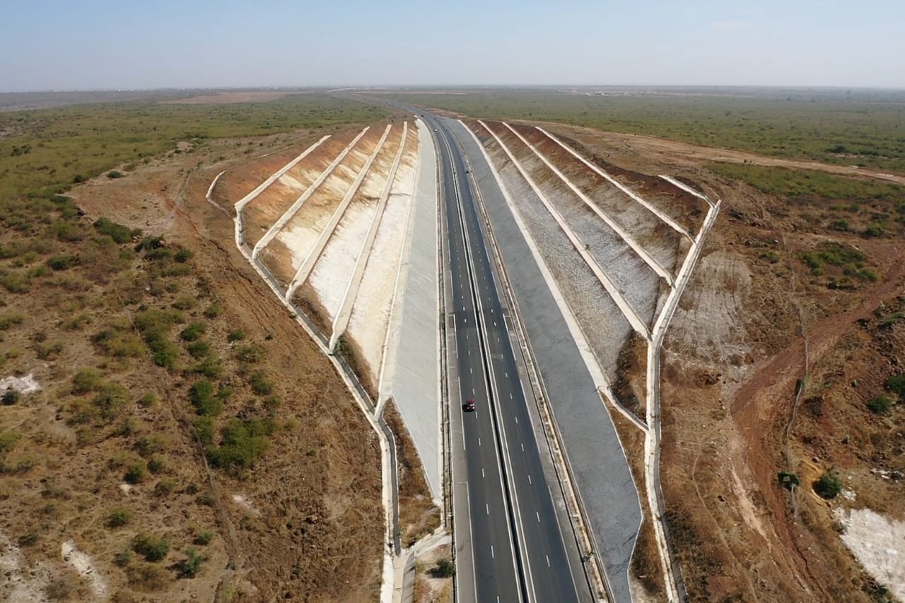 Un nouveau design, des gares de péage et des aires de services adaptés à vos besoins, pour améliorer le confort et la sécurité des usagers de l'autoroute...