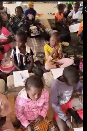 Kolda: Une enseignante radiée pour avoir filmé ses élèves assis à même le sol