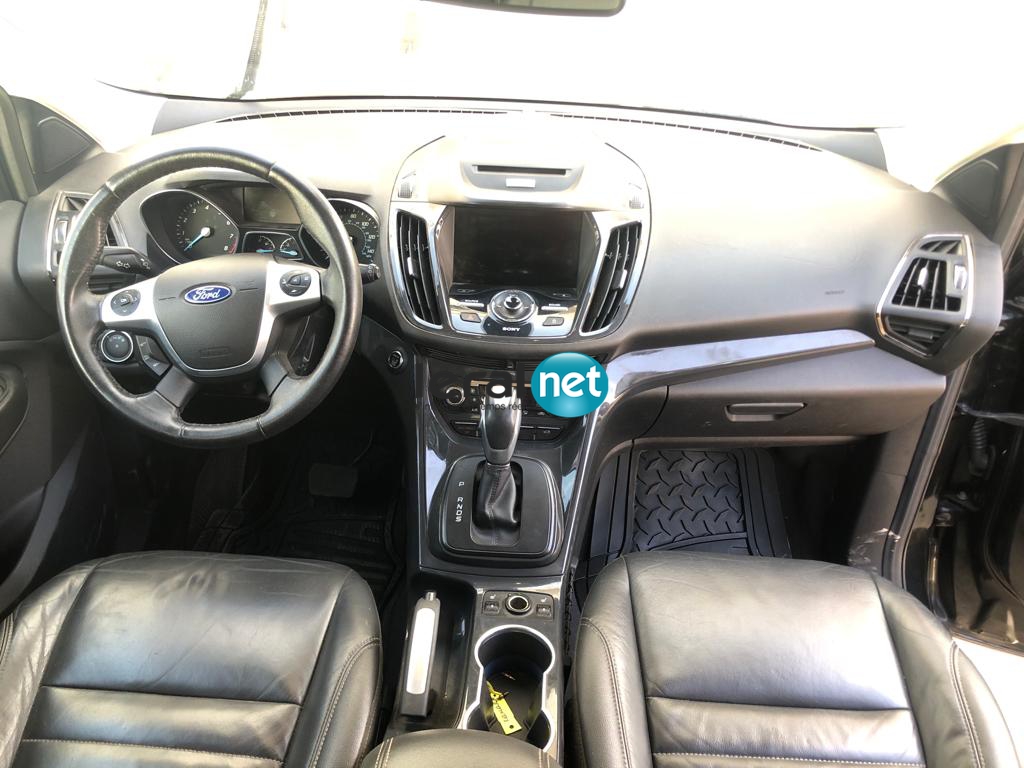 2015 Ford Escape Titanium, full option, panoramic sunroof, 4 Cylinders  ( A VENDRE )