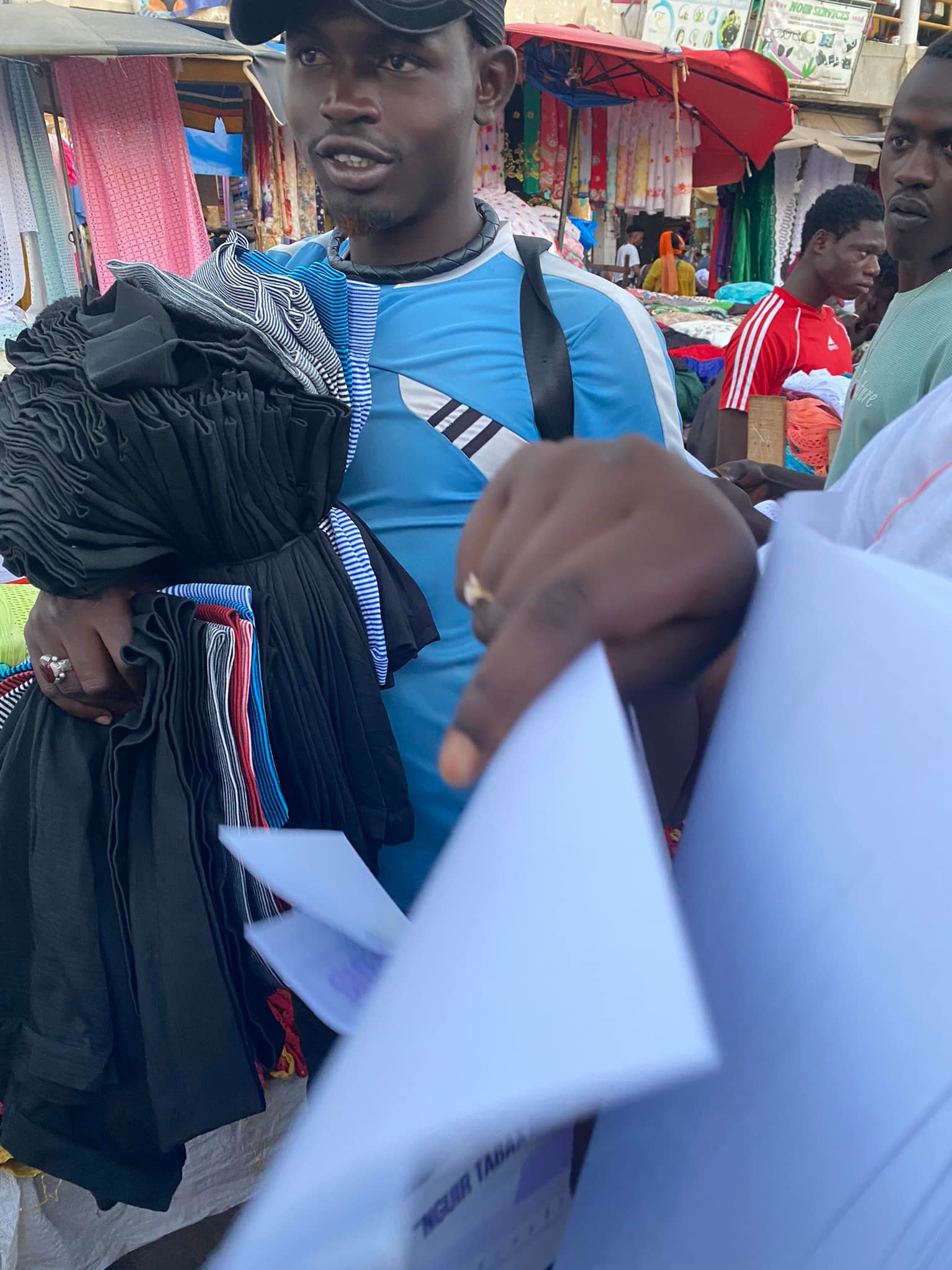 Visite de proximité: Pape Diop présente son programme aux populations des HLM et environs (Photos) Visite de proximité: Pape Diop présente son programme aux populations des HLM et environs (Photos)