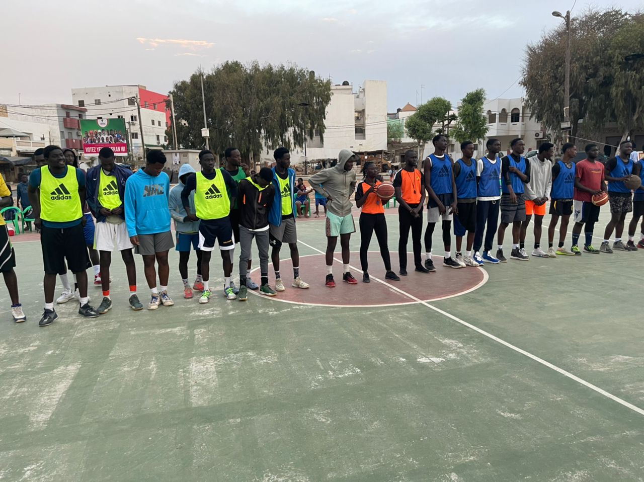Pape Mahawa Diouf soutient les jeunes basketteurs de la commune de Yoff