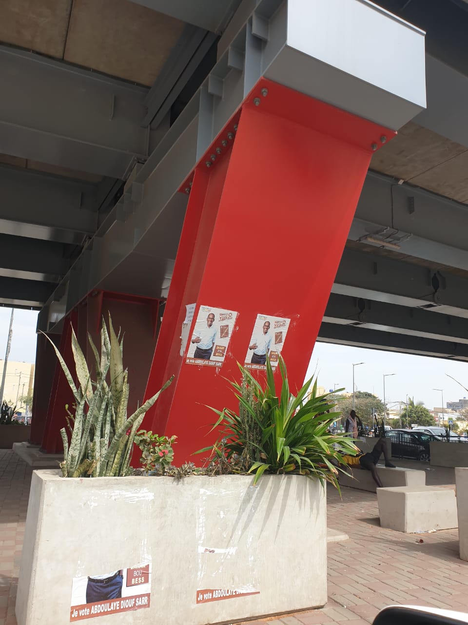 PHOTOS / Avec des affiches et des graffitis: Le Pont de Yoff méconnaissable... 