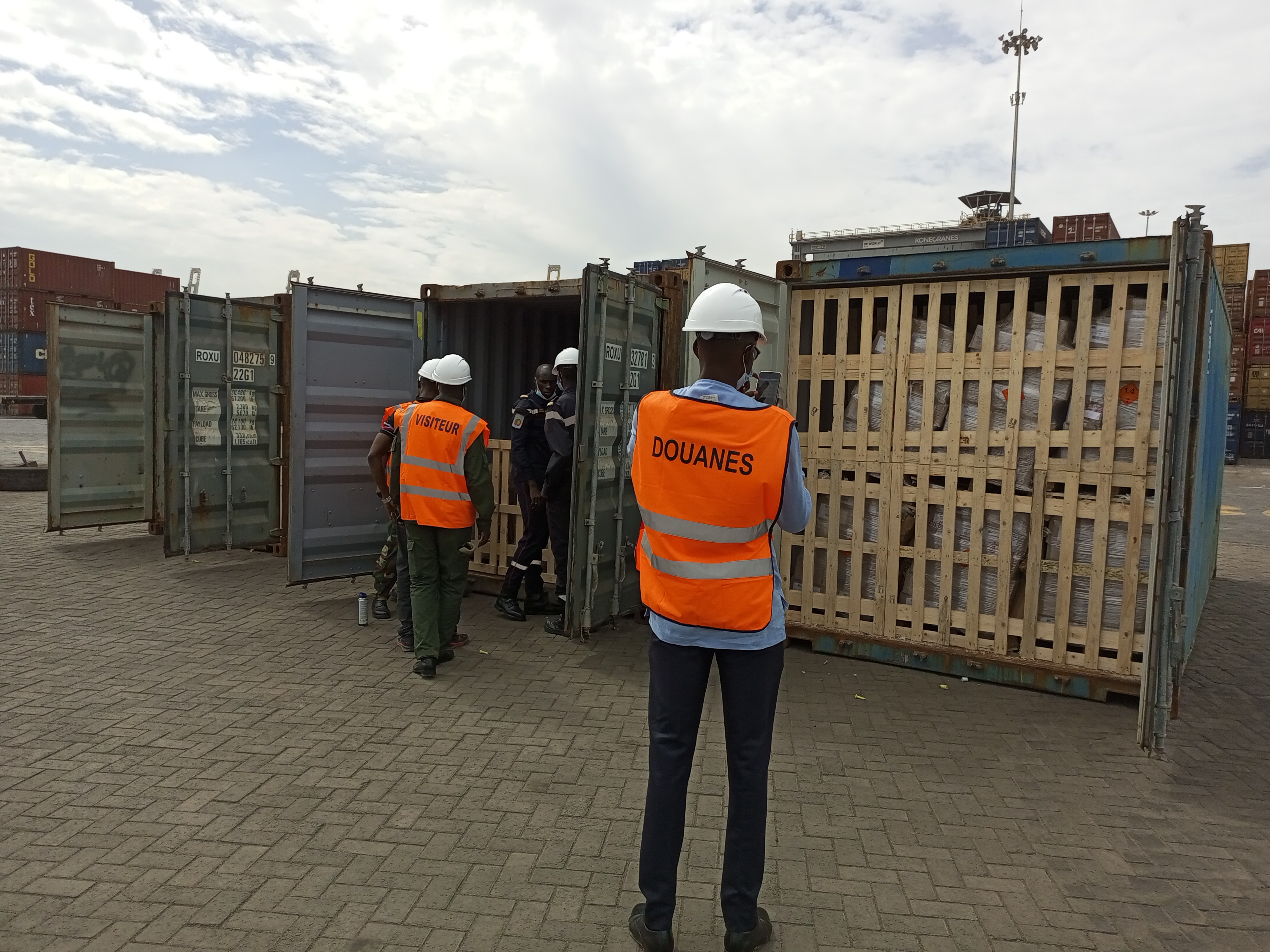 LUTTE CONTRE LE TRAFIC D’ARMES ET DE MUNITIONS : Une importante quantité de munitions de guerre saisie par la Douane sénégalaise sur un navire étranger LUTTE CONTRE LE TRAFIC D’ARMES ET DE MUNITIONS : Une importante quantité de munitions de guerre saisie par la Douane sénégalaise sur un navire étranger