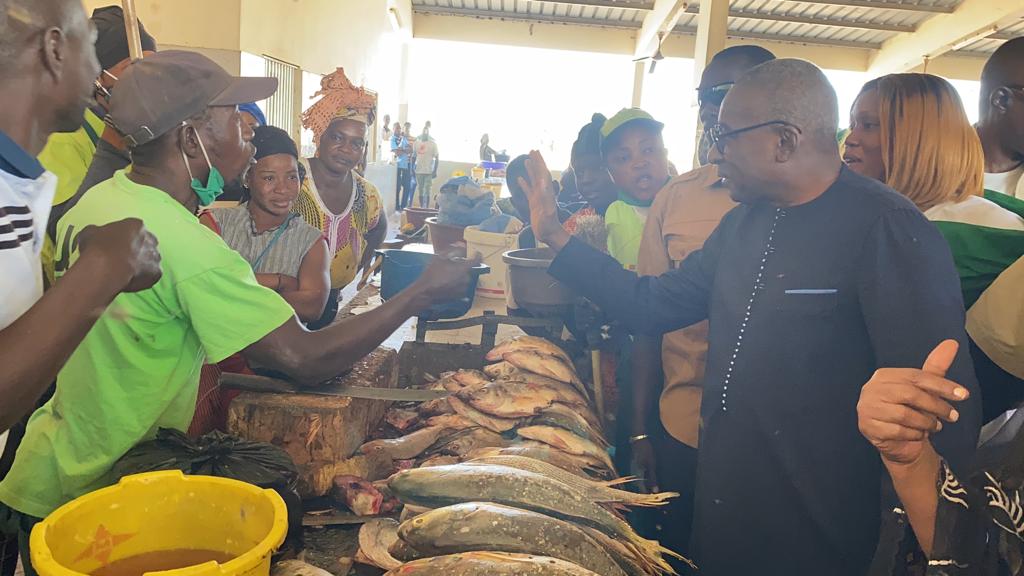 Visite du Ministre Sidiki Kaba au Marché au Poisson de Tambacounda: Découvrez l'accueil enthousiaste des mareyeurs !