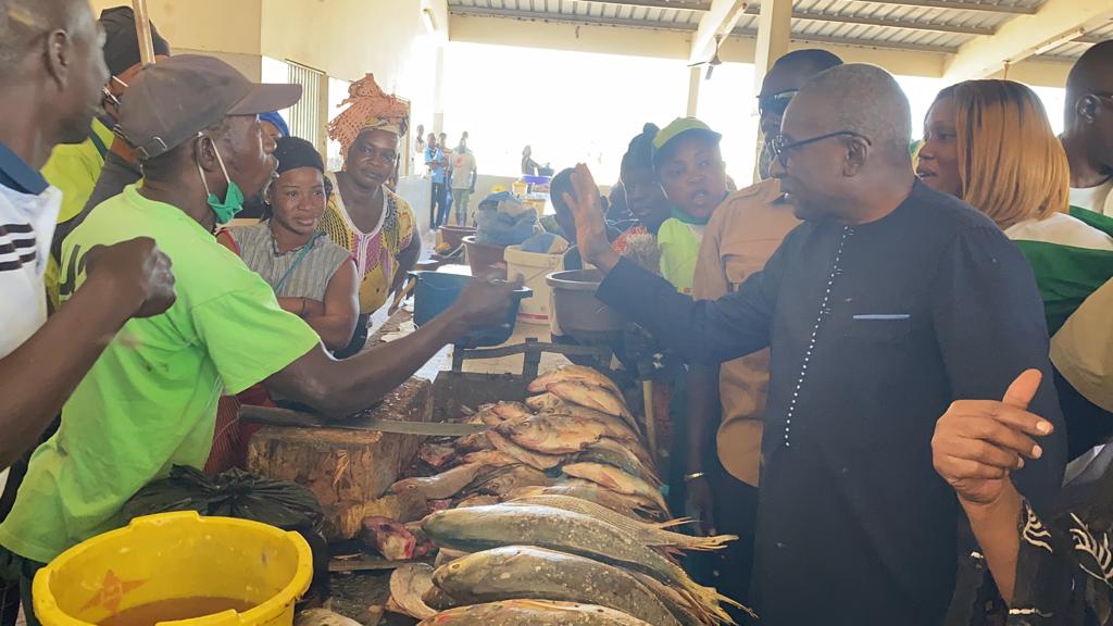 Visite du Ministre Sidiki Kaba au Marché au Poisson de Tambacounda: Découvrez l'accueil enthousiaste des mareyeurs ! Visite du Ministre Sidiki Kaba au Marché au Poisson de Tambacounda: Découvrez l'accueil enthousiaste des mareyeurs !