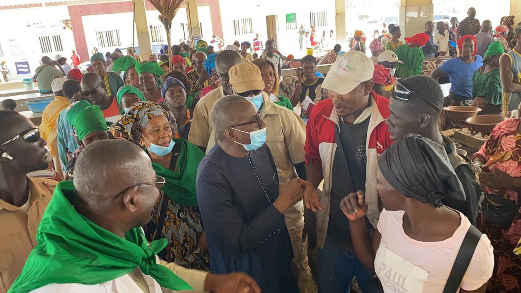 Visite du Ministre Sidiki Kaba au Marché au Poisson de Tambacounda: Découvrez l'accueil enthousiaste des mareyeurs !