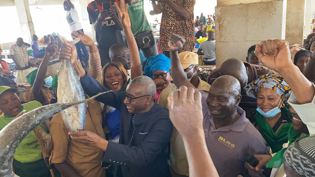 Visite du Ministre Sidiki Kaba au Marché au Poisson de Tambacounda: Découvrez l'accueil enthousiaste des mareyeurs !