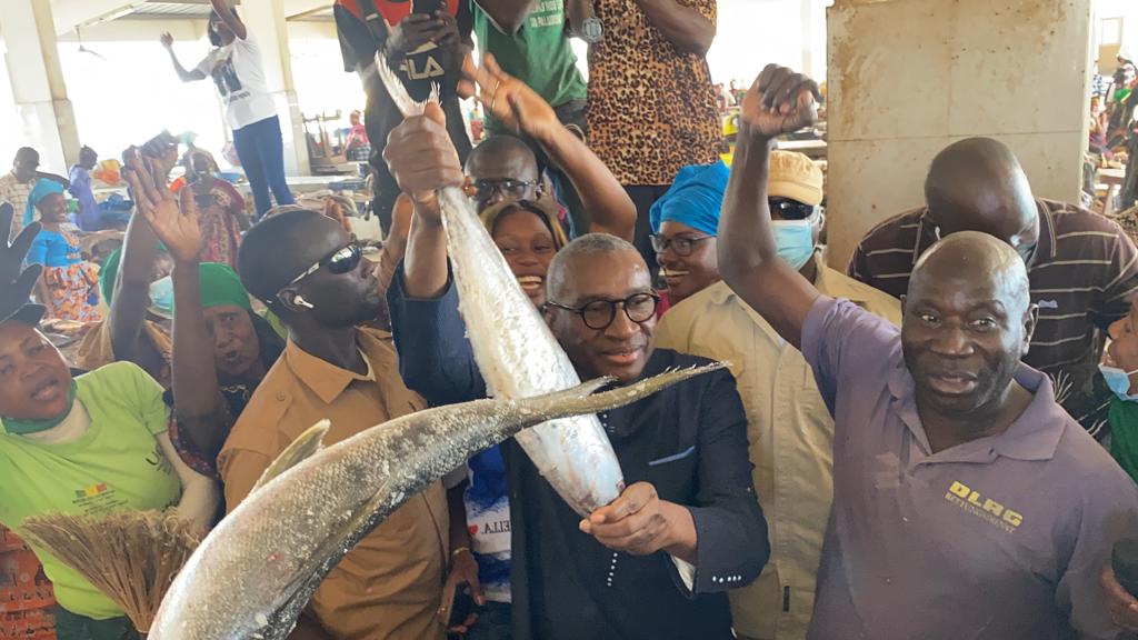 Visite du Ministre Sidiki Kaba au Marché au Poisson de Tambacounda: Découvrez l'accueil enthousiaste des mareyeurs !