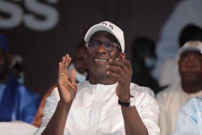 Centre Élimane Thiaw : Abdoulaye Diouf Sarr devance ses adversaires dans son bureau de vote.