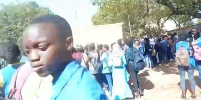 Grève des enseignants: Une professeure traîne un élève de sixième à la police