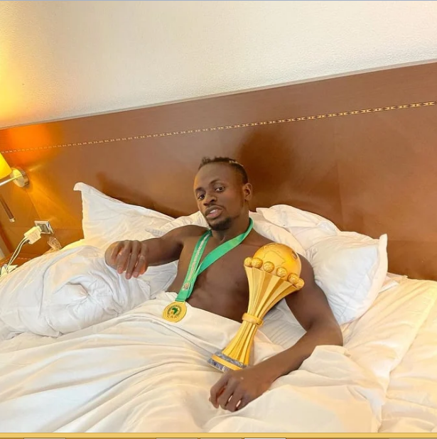 Photos / Après le sacre: Gana, Cheikhou, Koulibaly et Sadio posent au lit avec la coupe