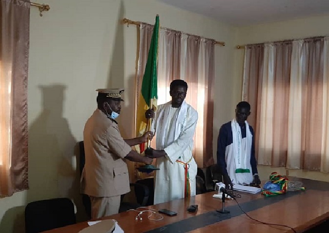 Commune de Ngomgom : Le nouveau Maire Papa Momar Ngom de YAW, beau-fils de  Serigne Abdou Karim Fallou, installé par le sous-préfet