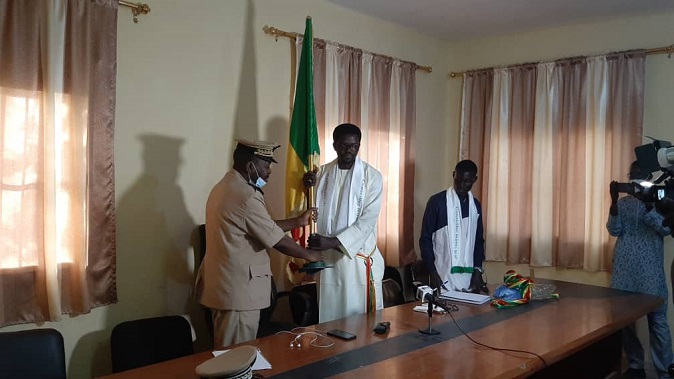 Commune de Ngomgom : Le nouveau Maire Papa Momar Ngom de YAW, beau-fils de Serigne Abdou Karim Fallou, installé par le sous-préfet