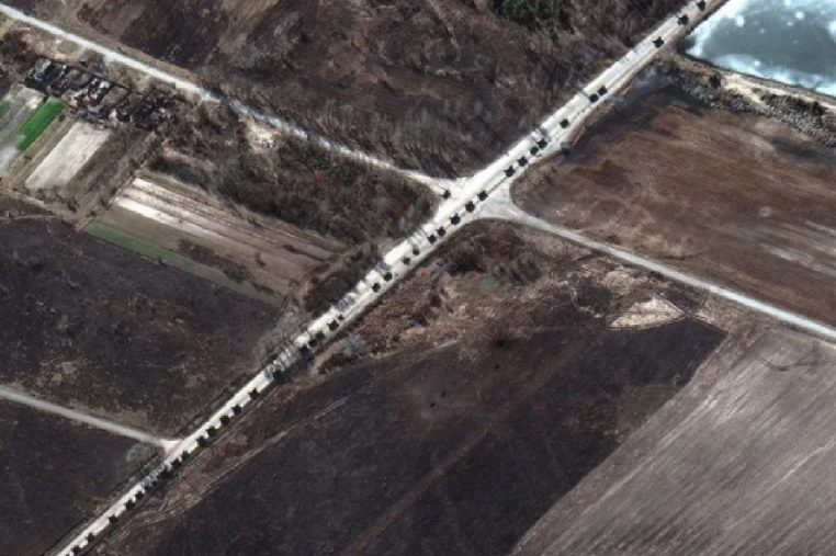 Des images impressionnantes du convoi militaire Russe de plus de 60 km en approche de la capitale Ukrainienne