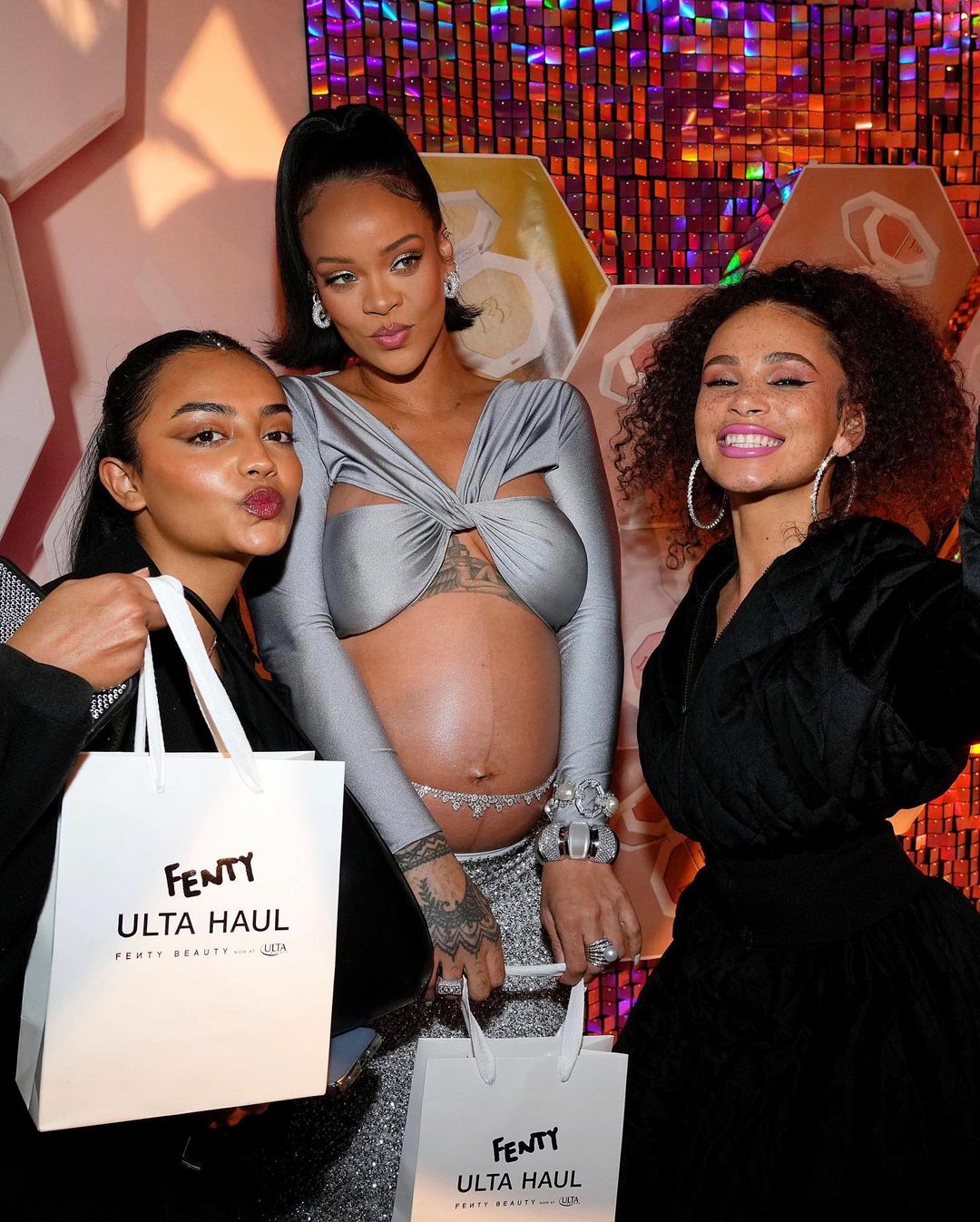 Rihanna, enceinte : ventre couvert et jambes à l'air, la future maman surprend