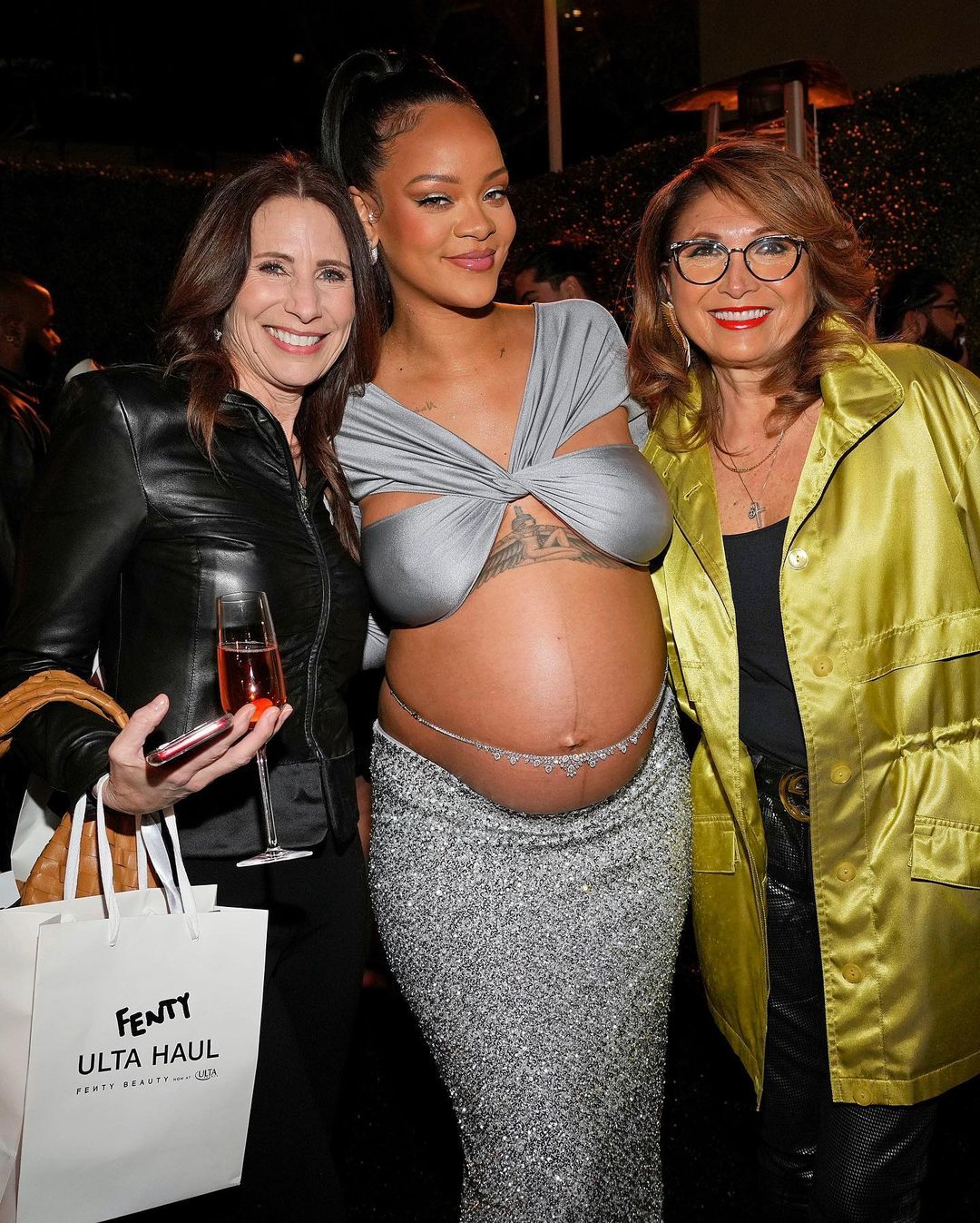 Rihanna, enceinte : ventre couvert et jambes à l'air, la future maman surprend