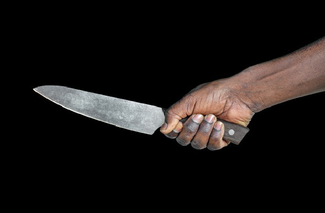 Jaloux de sa relation avec une fille du quartier : Il tente de poignarder son rival avec un couteau