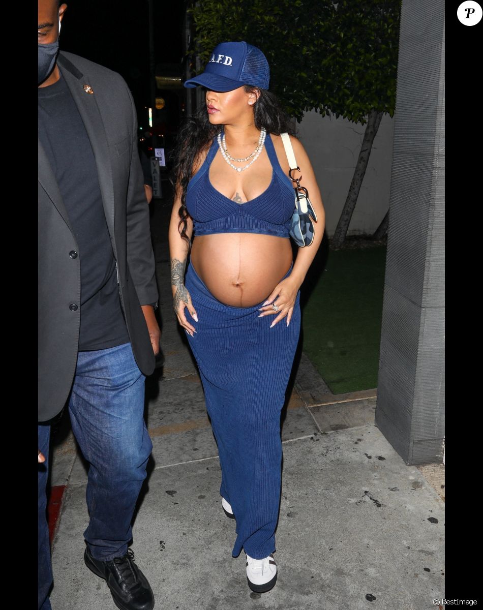 Rihanna enceinte : brassière et jupe sous le ventre, nouveau look marquant pour la future maman