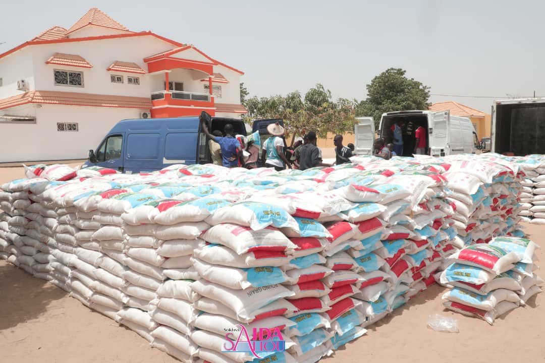 Découvrez l'impressionnante quantité de riz distribuée par Sokhna Aïda Saliou aux daaras coraniques (Photos)