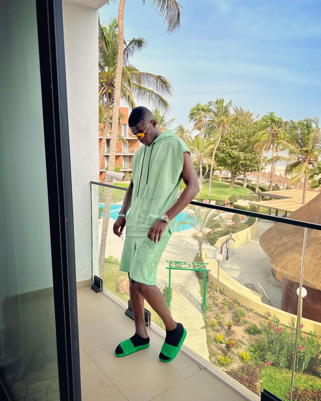 Jaaw Ketchup se la coule douce dans sa suite à l'hôtel 5 étoiles Palm Beach après son séjour au Qatar