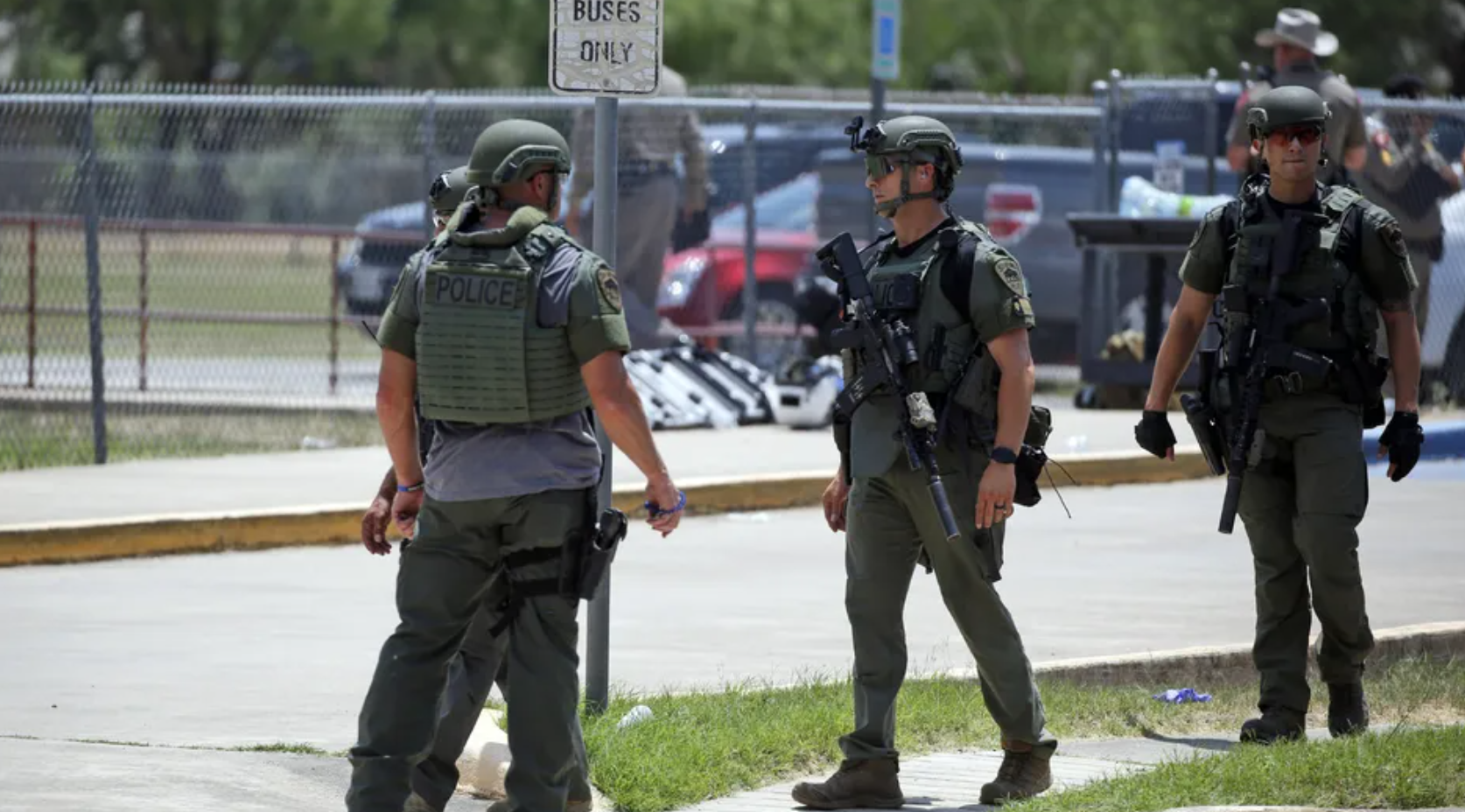 États-Unis : une fusillade dans une école du Texas fait au moins 15 morts, dont 14 enfants