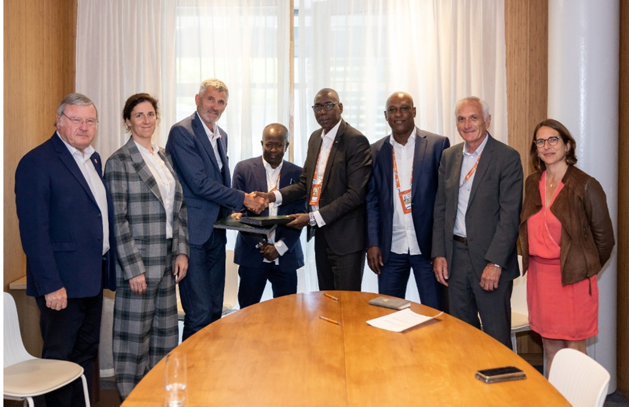 De gauche à droite, Pierre Doumayrou (Secrétaire Général de la FFT), Laurence Fischer (Ambassadrice pour le sport), Gilles Moretton (Président de la FFT), Diagna N'Diaye (Membre du CIO et Président du Comité National Olympique et Sportif Sénégalais), Issa Mboup (Président de la Fédération Sénégalaise de Tennis), Ibrahima Wade (Coordonnateur Général du Comité d'Organisation des Jeux Olympiques de la Jeunesse de Dakar 2026), Michel Priou (Chargé de mission auprès du COMEX de la FFT pour la coopération internationale) et Sophie Lorant (Directrice des Relations Internationales de Paris 2024).  Photo téléchargeable libre de droits (Crédit photo : Jean-Charles Caslot/FFT)