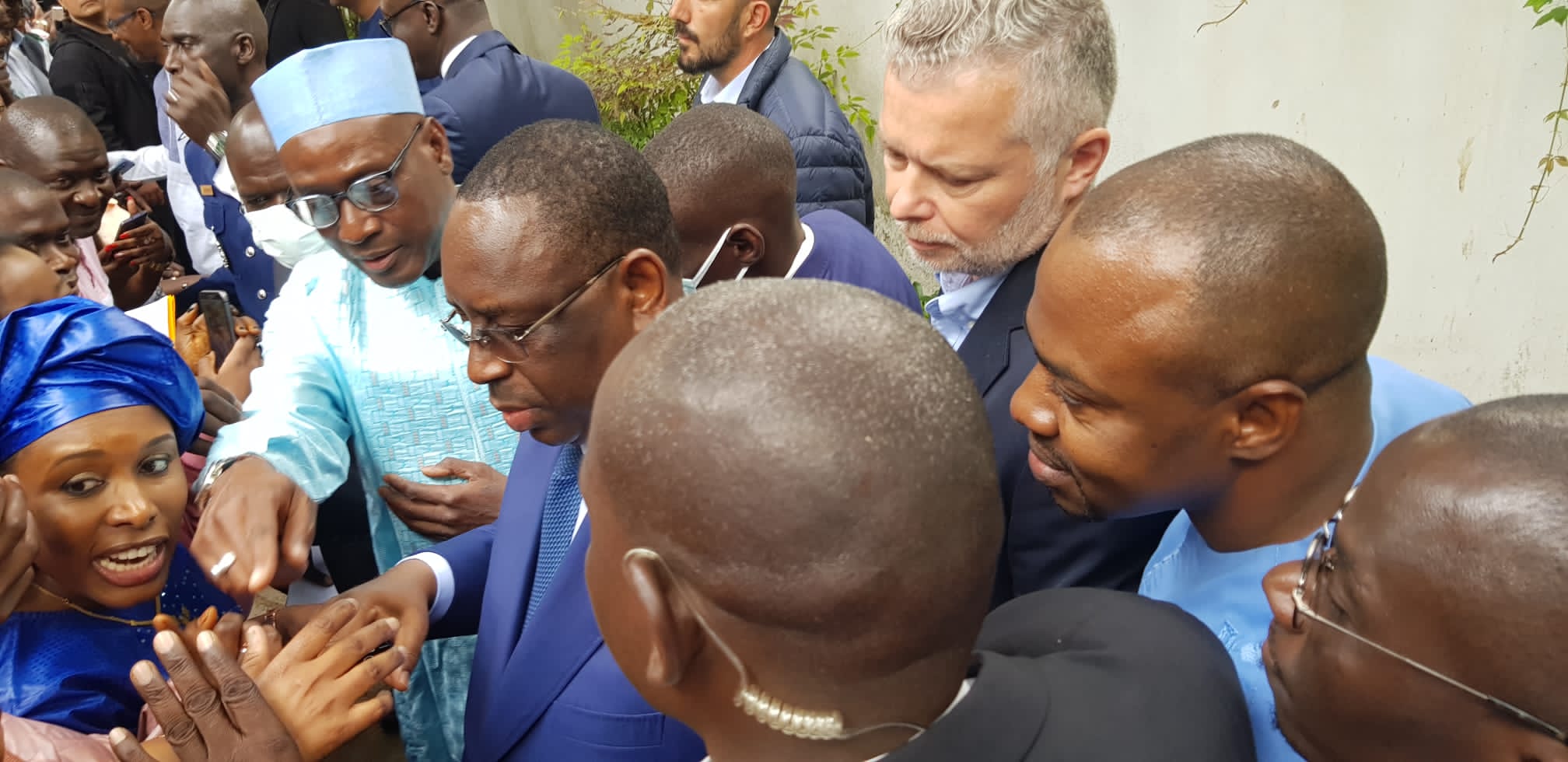 Aliou Dembourou Sow accueille Macky Sall qui échange avec les apéristes et membres de BBY Aliou Dembourou Sow accueille Macky Sall qui échange avec les apéristes et membres de BBY