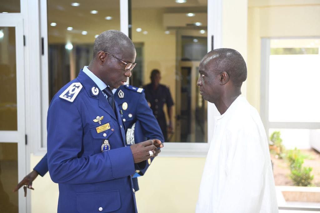 Mouhamadou Moustapha Ba décoré par le haut commandant de la gendarmerie Mouhamadou Moustapha Ba décoré par le haut commandant de la gendarmerie