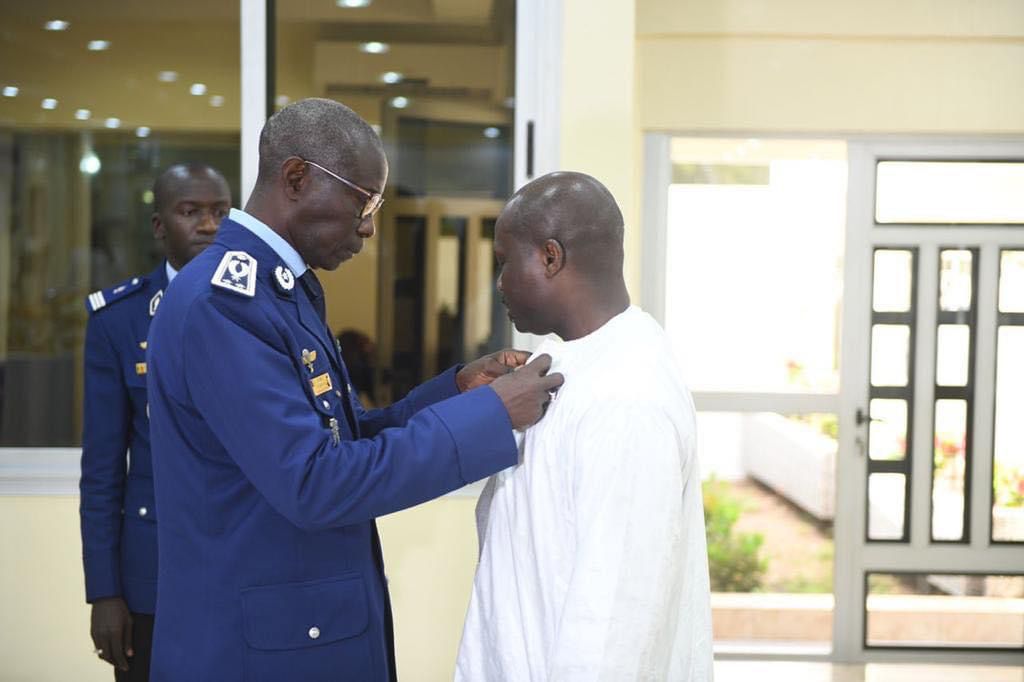 Mouhamadou Moustapha Ba décoré par le haut commandant de la gendarmerie Mouhamadou Moustapha Ba décoré par le haut commandant de la gendarmerie