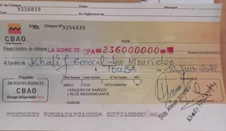 Touba : Serigne Abo Mbacké remet un "adiya" de 236 millions FCfa au Khalife général des Mourides Serigne Mountakha