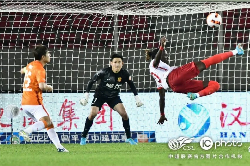 Super League Chine : Chérif Ndiaye, encore buteur, offre la victoire au Shanghai Port contre Wuhan !