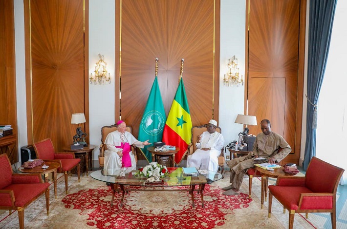 Nonce apostolique, envoyé permanent du pontife romain fait ses adieux au Président Macky Sall : il a été élevé commandeur dans l'ordre national du Lion