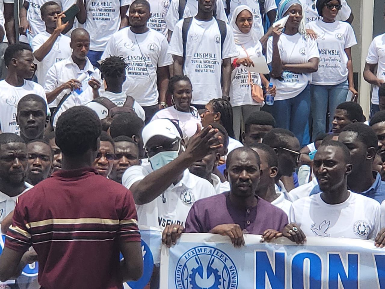 UCAD : Les étudiants marchent pour la paix et la non-violence dans l’espace universitaire.