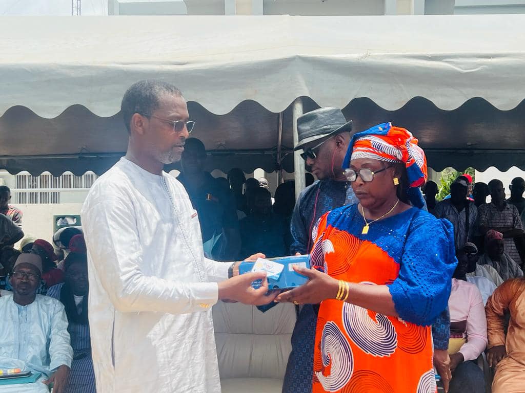 Télécommunication : Amadou Manel Fall du FDSUT en collaboration avec la commune de Kolda a remis 1500 décodeurs numériques aux populations Télécommunication : Amadou Manel Fall du FDSUT en collaboration avec la commune de Kolda a remis 1500 décodeurs numériques aux populations