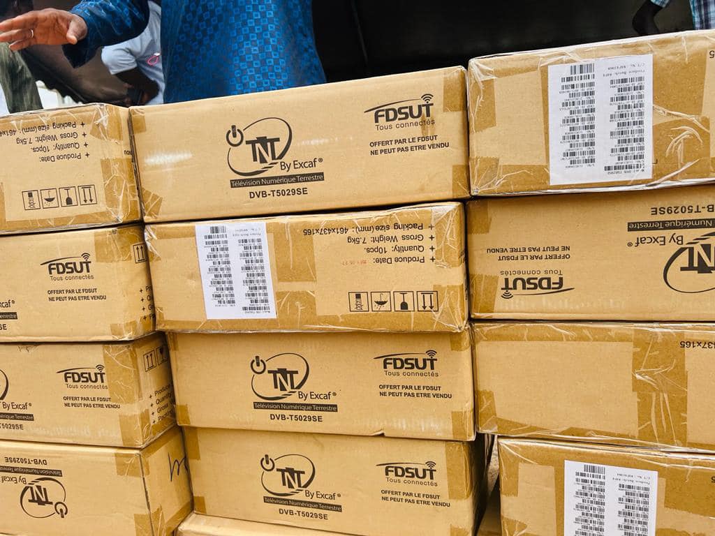 Télécommunication : Amadou Manel Fall du FDSUT en collaboration avec la commune de Kolda a remis 1500 décodeurs numériques aux populations Télécommunication : Amadou Manel Fall du FDSUT en collaboration avec la commune de Kolda a remis 1500 décodeurs numériques aux populations