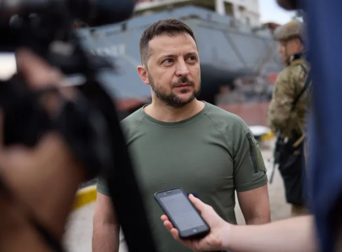 Guerre en Ukraine : le président Zelensky appelle à évacuer la région de Donetsk, principal théâtre des combats dans l'Est du pays