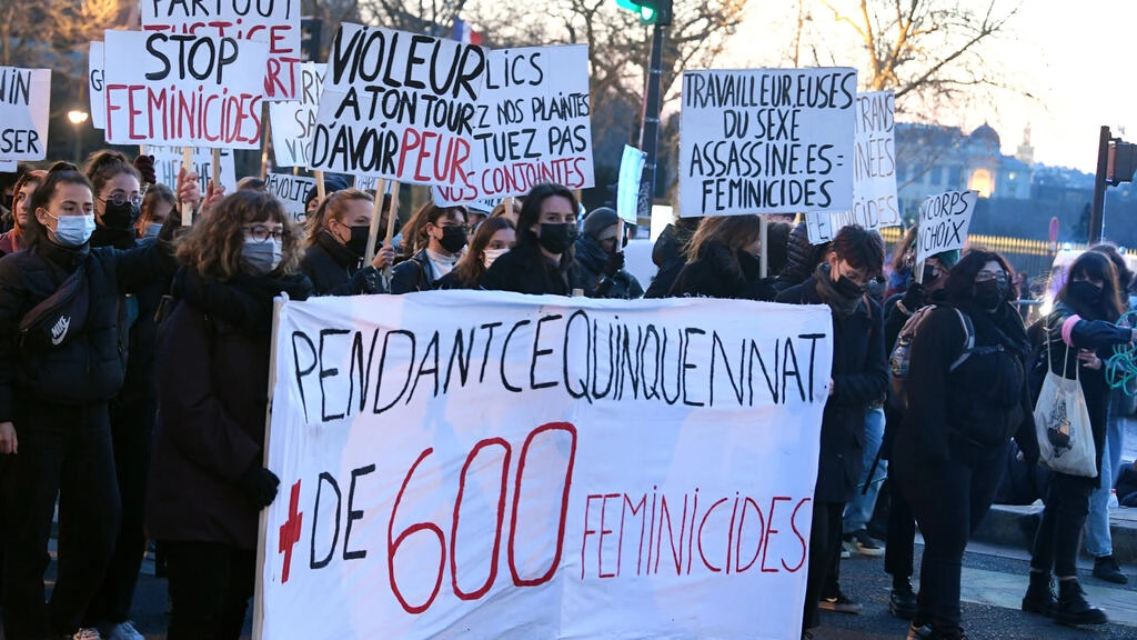 Féminicides en France : 122 femmes tuées en 2021, en hausse de 20 % en un an