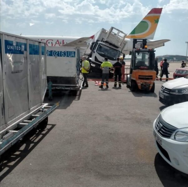 Aéroport de Barcelone: Un avion d’air Sénégal percute un camion