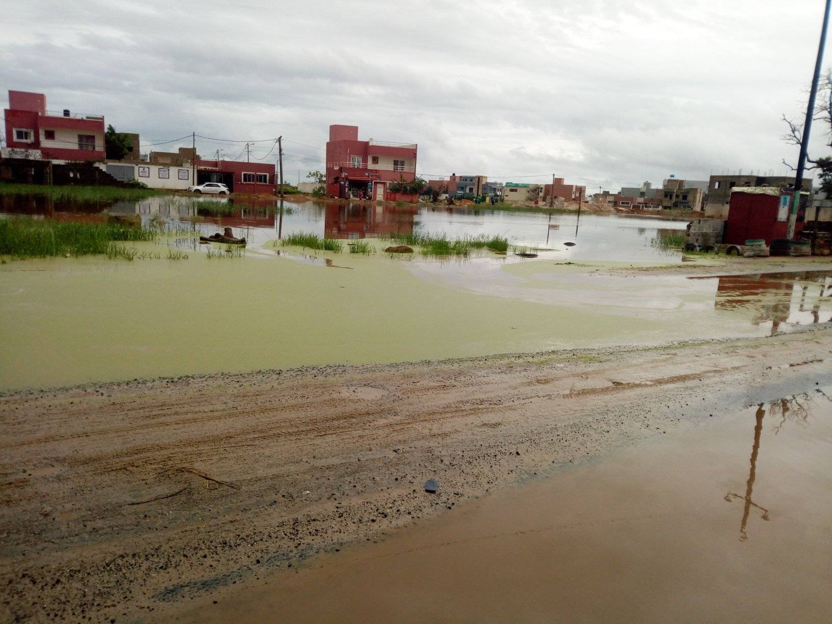 Inondations à Bambilor : L'hôtel de ville de la commune sous les eaux