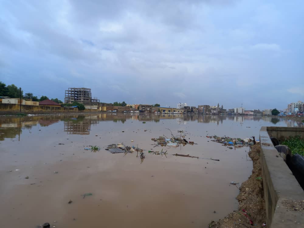 Photos/Videos: Les déchets ralentissent l'évacuation des eaux