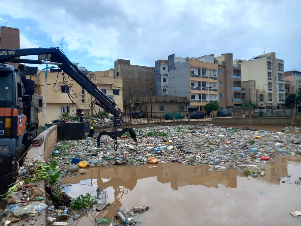 Photos/Videos: Les déchets ralentissent l'évacuation des eaux