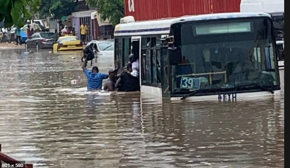 Dakar et ses paradoxes : Quelles solutions pour les inondations ? ( Par Mamadou Diop Decroix)